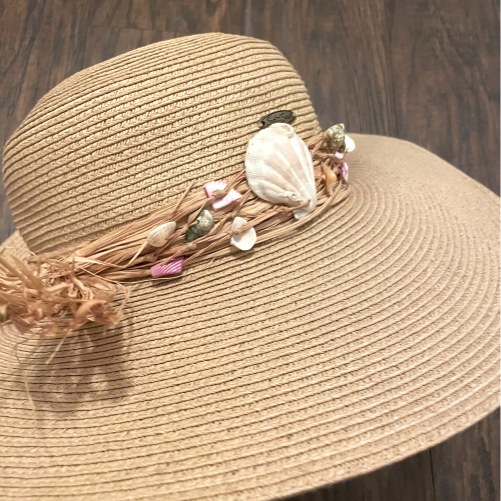 St Barts beach hat! Pink seashells. Tan woven excellent condition